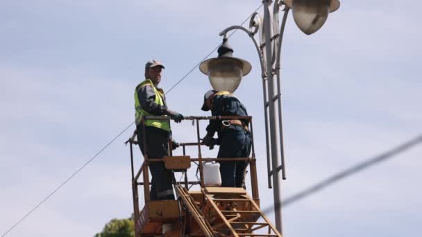 Electric Technical Lift Bucket Fix Light Worker Repairing Street Light — Vídeo de stock