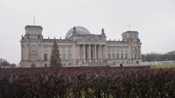 プラッツ レプリカ ドイツ議会 現代のバンデスタグ ドイツ議会の本拠地であるドイツ連邦議会は ドイツの人々を読むコラムに関する碑文を持っています — ストック動画