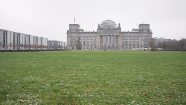 Building Reichstag German Parliament Modern Bundestag German People Engraved Columns — стоковое видео