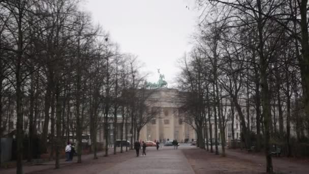 ベルリン ドイツ 2021年12月26日 ブランデンブルク門 ブランデンブルク トール ベルリン記念碑 ドイツのベルリンにある有名なブランデンブルク門 手前の公園 — ストック動画