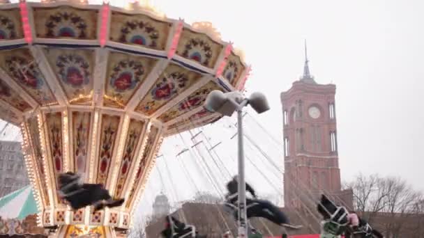 Extreme Holiday Chained Carousel Funfair Carefree Smiling People Having Fun — Stok video