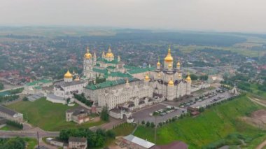 Ukrayna. Ukrayna 'nın başkenti Novy Pochaev yakınlarındaki bir dağda, en büyük Ortodoks kilise manastırı Dormition Pochayiv Lavra' nın hava manzarası kuruldu..