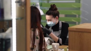 Jöle cilası, şık tırnak cilası, manikürcü dosyası. Tırnak törpüsü, manikürcü tarafından müşterilerin tırnaklarını törpülerken, spa tedavisinde, manikür ustası dosyaları çivilenen manikür salonundaki genç kadınların ellerinde kullanılır.