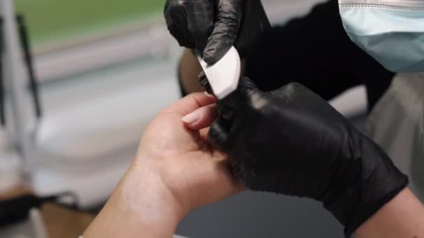 Manicurist Filing Nail Salon Manicure Master Nail Technician Filing Clients — Stock Video