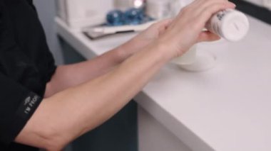 Hazırlık maskesi, maske tedavisi, güzellik uzmanı, güzellik uzmanı cilt için aljinat maskesi hazırlıyor..