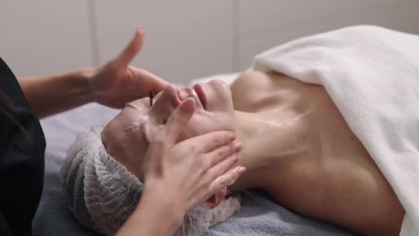 Kosmetologisk Behandling Enzymmask Retinolskal Modern Kosmetologi Peeling Förfarande Med Hjälp — Stockvideo