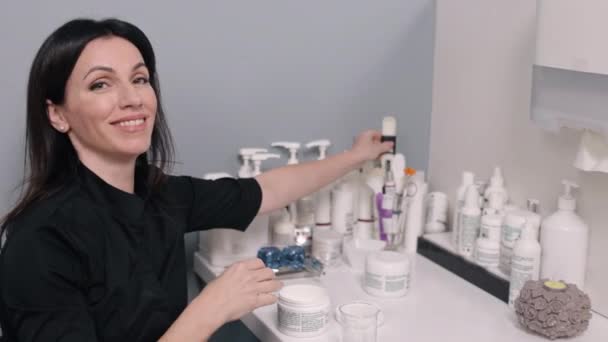 Cosmetoloog Bereidt Verjongend Masker Schoonheidsspecialiste Cosmetoloog Een Cosmetoloog Arts Roert — Stockvideo