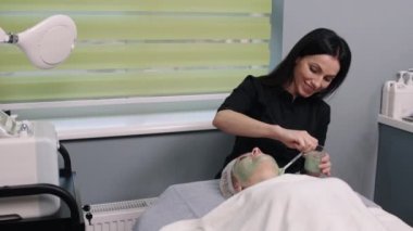 Kabuk tedavisi, osmetoloji terapisi, enzim maskesi. Modern kozmetolojide enzim maskesi kullanma prosedürü, retinolü yüzünden ayıran fırçaya sahip olmak, kadınlar üzerindeki gençleştirme cildine uygulanan prosedür.