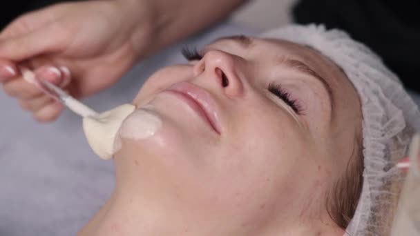 Verjüngung Facelift Frauengesicht Reinigung Der Haut Der Modernen Kosmetologie Wird — Stockvideo