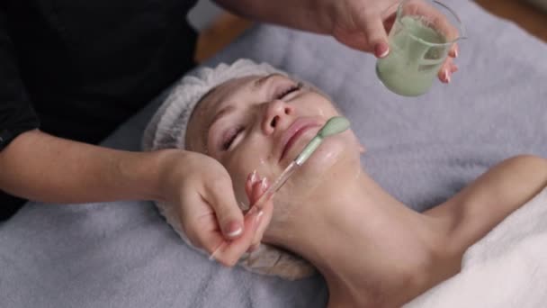 Gedroogde Enzym Peeling Behandeling Enzym Masker Moderne Kosmetologie Wordt Gezichtsborstel — Stockvideo