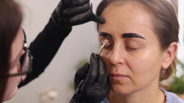 Skönhetssalong Ögonbrynskorrigering Skönhetsprodukt Ung Kvinna Genomgår Ögonbrynskorrigering Förfarande Skönhetssalong Microblading — Stockvideo