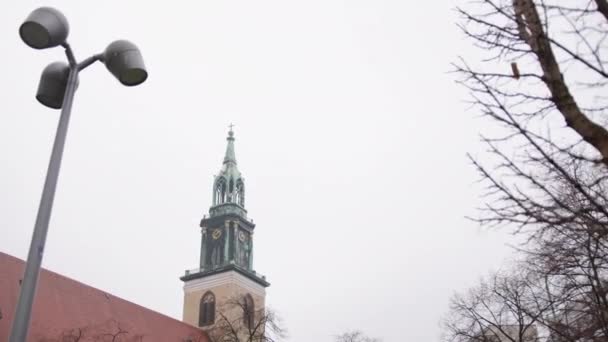 Mary Church Marienkirche Parochiekerk Berlijn Een Bewolkte Dag Berlijn Duitsland — Stockvideo