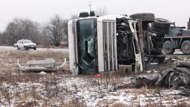 Crashed Truck Damaged Car Broken Windshield Car Accident Truck Lies — 图库视频影像