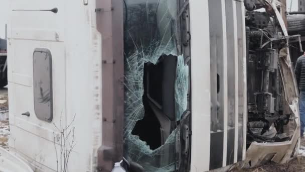 Camião Colisão Acidente Auto Estrada Acidente Carro Caminhão Está Deitado — Vídeo de Stock