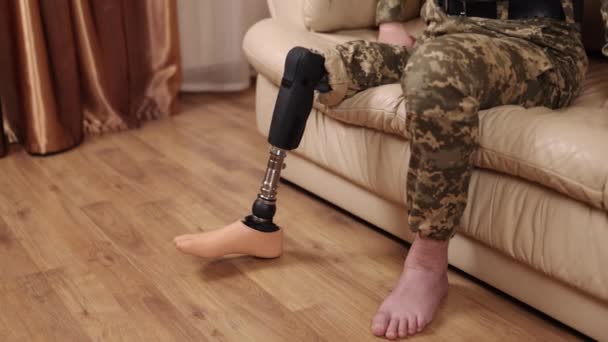 Military Personnel Wounded Warriors Combat Veterans Amputee Military Officer Leg — Stock Video