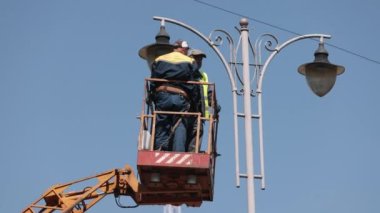 Sokak lambası, elektrik, sokak lambası. Sokak lambasının onarımı, elektrik direği lambasının tamiri, lambaların değiştirilmesi, lamba direğinin değiştirilmesi.