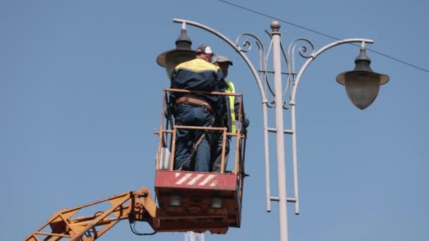 电器技术 维修街灯 工人在高处修理灯柱灯 更换铅灯 工人更换灯柱灯 — 图库视频影像