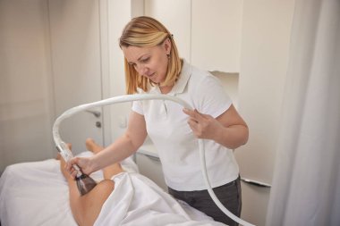 Aşırı kilolu dövüşmek, LPG masajı, güzellik bakımı. Süpürgeli vücut masajı, zayıflama problemleri, vücut bakım ürünleri, lpg masaj prosedürleri, ilaç salonlarında anti-selülit vakum masajı.