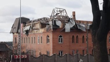 Enkaz dolu, Rusya savaşı, hasarlı ev. Savaş sırasında birçok bina yıkıldı. Ukrayna 'daki savaş ülkeyi enkaz, toz, yıkım, hasar gören evler ve bombardıman sonucu da terk etti..