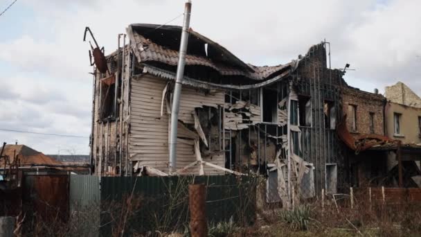 ビルが崩壊しました爆撃の後破片でいっぱい ウクライナでの戦争中 建物は衝突した シーンの破片 ほこり 破損した家がいっぱいだった 爆撃の余波 — ストック動画