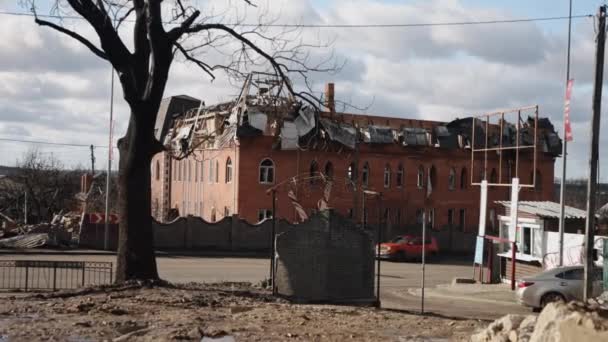 灾难现场 敌方导弹 房屋被摧毁 由于轰炸 被战争毁坏的建筑物 乌克兰建筑物倒塌的部分现场 灰尘和受损的房屋都被留在了后面 — 图库视频影像