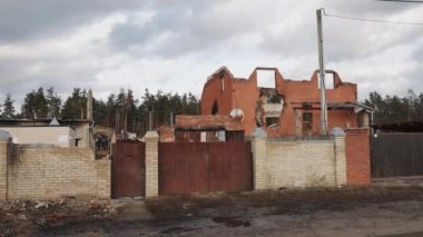 Düşman uçağı, ev yıkıldı, beton bina. Ukrayna 'daki savaş yüzünden yıkılan binalar, felaket sahnesinde yıkılan binalar, bombalanan evler, Ukrayna' daki savaş sonrası yıkılan evler..