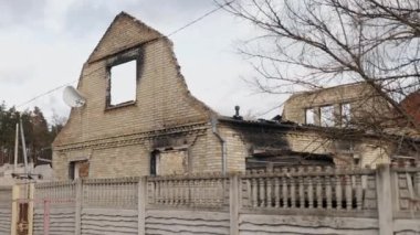 destroyed city, Russian bomb, destroyed building. Buildings destroyed due to war, war in Ukraine, disaster scene full of debris, dust, damaged homes, aftermath of bombings, destroyed buildings