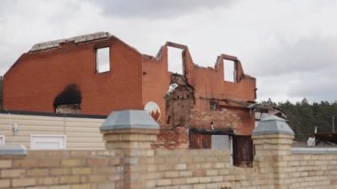 Ev harabeleri, düşman füzeleri, yıkılmış bina. Ukrayna 'daki savaş nedeniyle yıkılan binalar, afet sahnesinde yıkılan binalar, bombardıman sonucu yıkılan evler, Ukrayna' daki savaş sonrası evler..