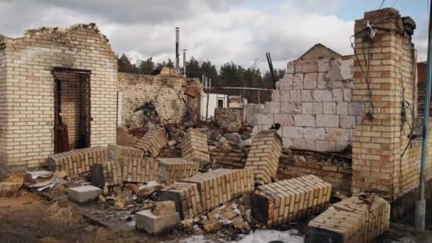 灾难现场 数学爆炸 被战争摧毁 战争期间 许多建筑物被摧毁 乌克兰的战争也给国家留下了废墟 被摧毁的建筑物 被炸毁的房屋和被炸毁的房屋 — 图库视频影像