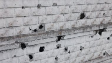 Delik duvarı, hasar görmüş yüzey, beton çit. Ukrayna 'daki beton çitler mermi ya da bombardıman ile tahrip edildi.