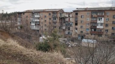 yok edilmiş şehir, Rus saldırısı, Ukraynalı mülteciler. Savaş, Ukrayna 'daki savaş, enkaz, toz, hasar görmüş evler, Ukrayna' daki bombalamaların ardından yıkılan felaket sahnesi.