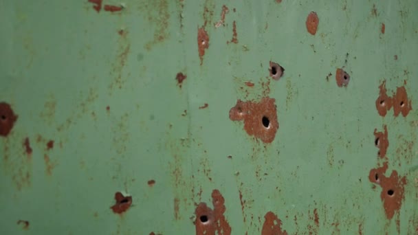 ウクライナでの戦争 金属フェンス 箇条書き 弾丸の穴を持っているか または砲撃されている破壊された金属製のフェンス ウクライナ戦争であるように見えるもので — ストック動画