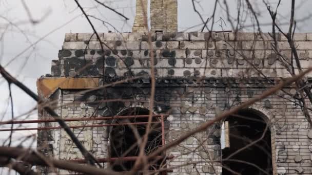 民間人の建物 焼かれた家 ウクライナでの戦争 ウクライナでの戦争の後 いくつかの破壊された建物 建物が崩壊し 破片が散乱し どこでもほこり 爆撃を受けた家 — ストック動画