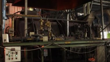 Bakır eritme, metalürjik tesis, metalürjik işlem. Metalurji fabrikasında bakır eritmek, gazların buharlaşmasını eritmek, parlak alevler, yoğun ısı, metalürjik bakır eritme
