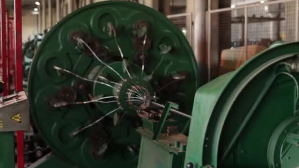 ワイヤ形成 ケーブルリール 産業用ワイヤ ケーブル工場は 銅線の生産に特化しています ケーブル工場の主な焦点は 銅線の生産です — ストック動画
