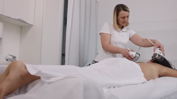 Cura Del Corpo Applicando Vuoto Massaggio Gpl Nel Salone Medicina — Video Stock