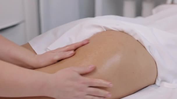 Massagem Celulite Procedimento Beleza Perda Peso Jovem Que Presta Serviços — Vídeo de Stock