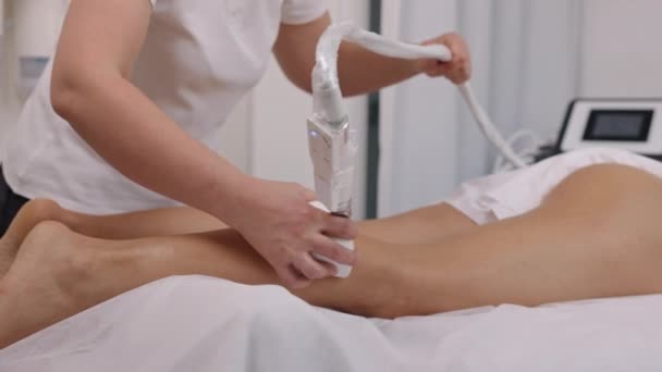Manipulador Rolo Vácuo Salão Massagem Correção Corpo Jovem Mulher Salão — Vídeo de Stock