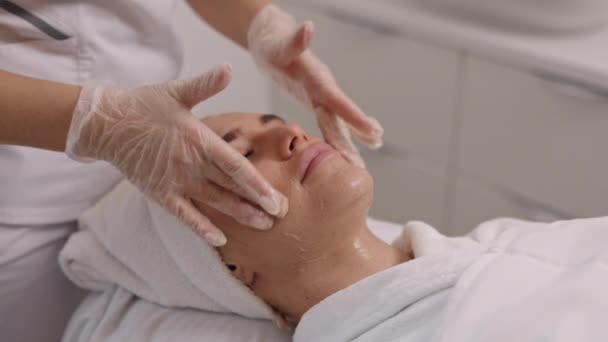 Perfecte Huid Hoofdmassage Cosmetica Mooie Vrouw Krijgt Gezichtsmassage Beauty Clinic — Stockvideo