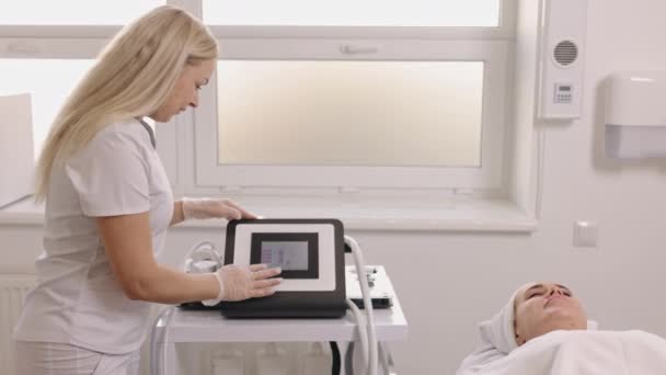 Medizinsalon Doktor Kosmetologe Vakuumrollenmassage Körpermassagen Mit Vakuum Problemzonen Abnehmen Körperpflegeprodukte — Stockvideo