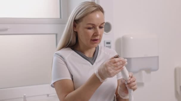 Arzt Kosmetologe Anwendung Von Vakuum Medizinische Verfahren Körpermassagen Mit Vakuum — Stockvideo