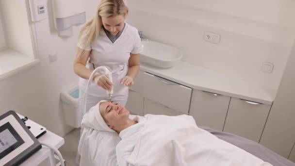 Beauty Care Massage Equipment Fighting Overweight Clinic Vacuum Body Massage — Stockvideo