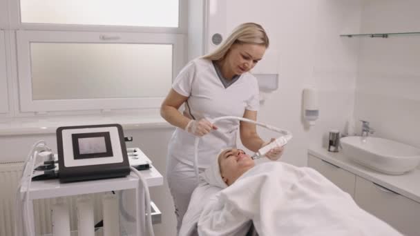 Hardware Cosmetology Skin Peeling Facial Massage Young Woman Having Facial — Vídeo de stock