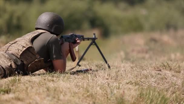 Green Uniform Vest Military Man Unloads Machine Gun Soldier Lies — Stockvideo