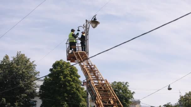 Lift Bucket Municipal Worker Light Bulb Worker Repairing Street Light — Αρχείο Βίντεο