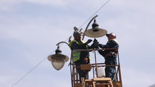 Lift Bucket Replace Light Bulb Installation Worker Repairing Street Light — 图库视频影像