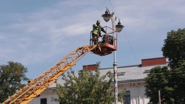 Lâmpada Rua Reparação Elevador Balde Guindaste Levantado Trabalhador Está Fixando — Vídeo de Stock