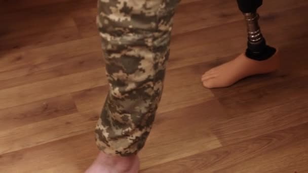切断兵 戦闘退役兵 足の切断を持つ男 脚の義肢を持つ軍人 戦争に属する傷を持つベテラン ウクライナの兵士は回復し リハビリ — ストック動画