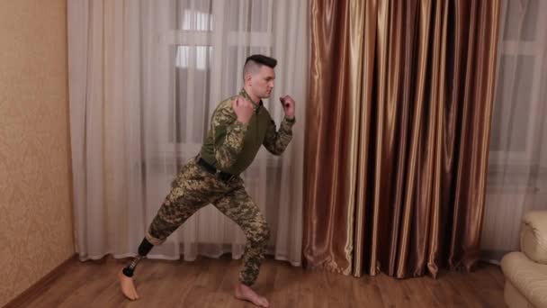 物理治疗 退伍军人 截肢者康复 退役老兵在军队服役并截断腿的老兵 为了康复而进行体育锻炼 — 图库视频影像
