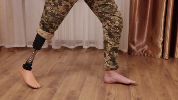 Odszkodowanie Uraz Bojowy Bohater Wojenny Były Żołnierz Któremu Amputowano Nogę — Wideo stockowe